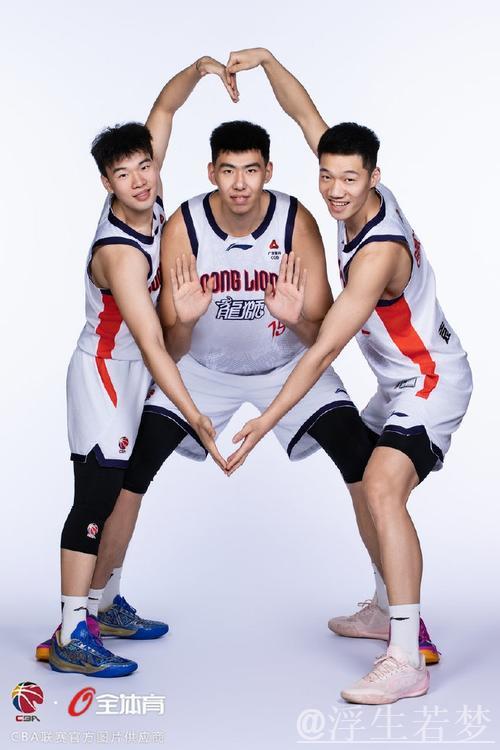 广州男篮发布新赛季球队定妆照，展现多样组合风采