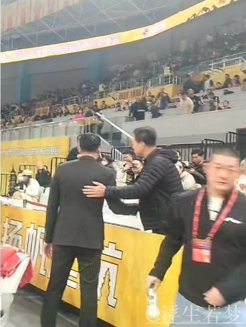 揭幕战温馨一幕！李春江受邀观看广厦总冠军颁奖仪式，受到热烈欢迎